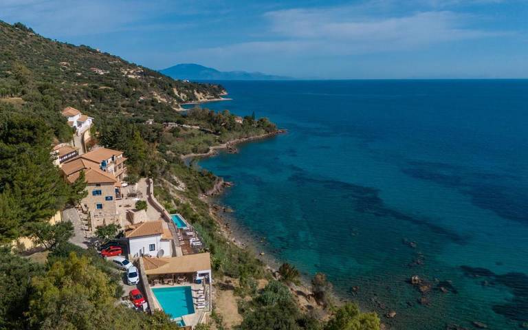 Hôtel pour 4 personnes, avec vue et piscine ainsi que bassin pour enfant et jardin