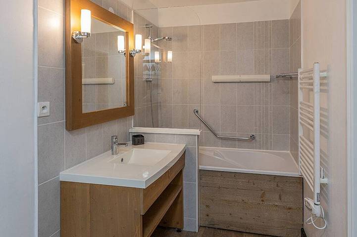 Ganze Wohnung, Renovierte Wohnung im Zentrum von La Tania mit Parkplatz in La Tania, La Perrière