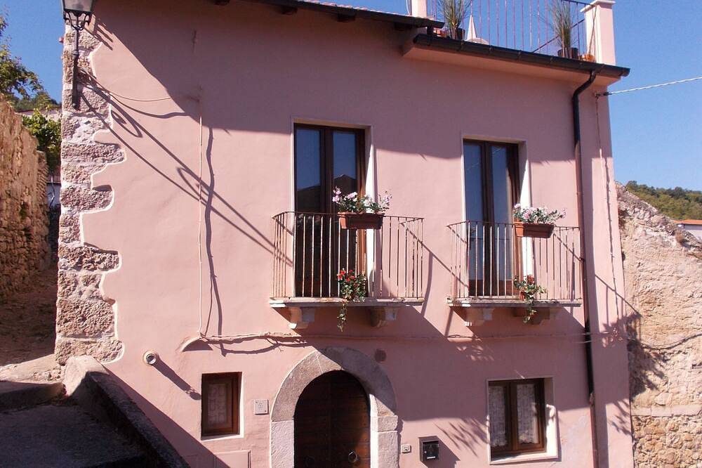 Casa Rosa Detached in middle of Village - Roof Terrace, Garden, Wifi in Bugnara, L'Aquila Province