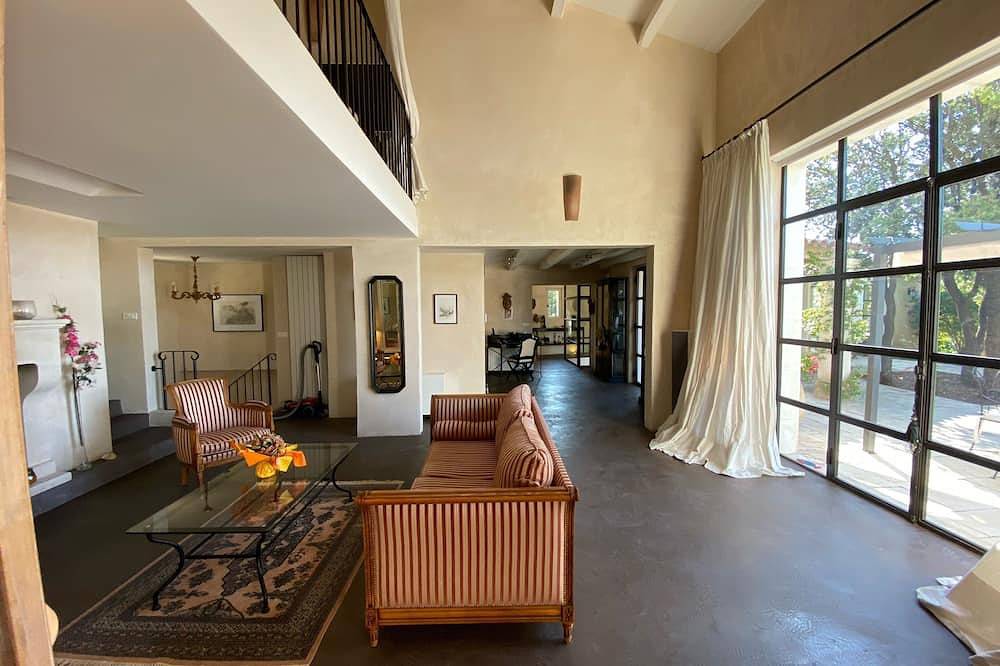 Magnificent Provencal villa of 300 m2 air-conditioned with large south-facing swimming pool in Aurons, Aix-en-Provence region
