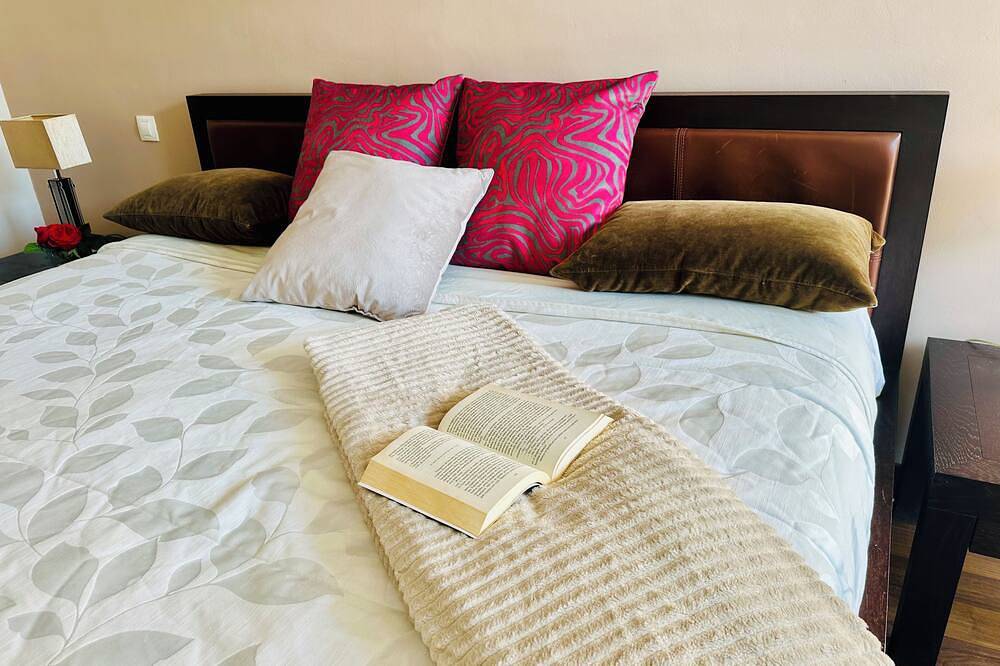 Lux Villa with Year-Round Heated Pool, beautiful outdoor space & Game Room in Montequinto, Dos Hermanas