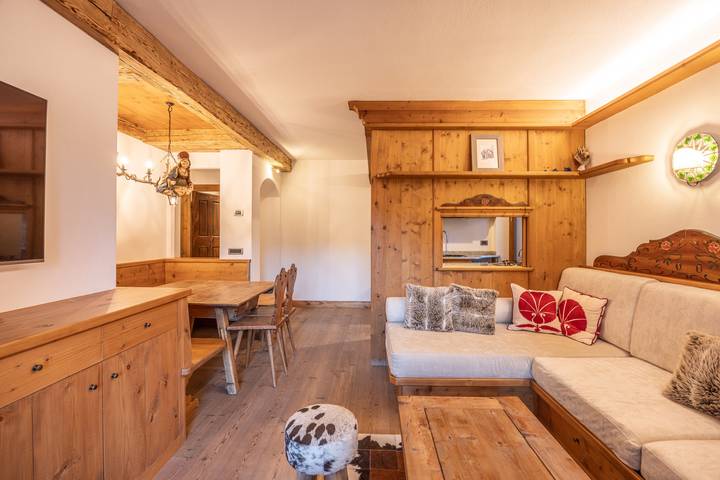 Entire apartment, Casa Ampezzo, in centro con balcone e parcheggio in Cortina d'Ampezzo, Dolomiti Superski
