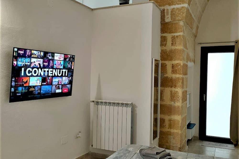 Entire apartment, \"Casa Mimà\": characteristic architecture of the historic center with a modern style. in Brindisi, Salento