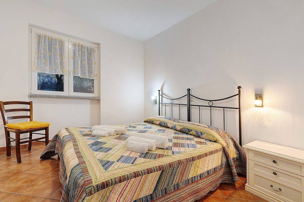 Entire apartment, Apartment 'Ginestra' with Mountain View, Wi-Fi and Air Conditioning in Ceriale, Riviera di Ponente