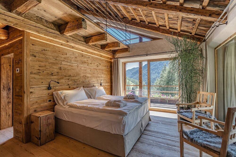 Chalet Lumiere by Elite Villas in Buchenstein, Dolomiti Superski