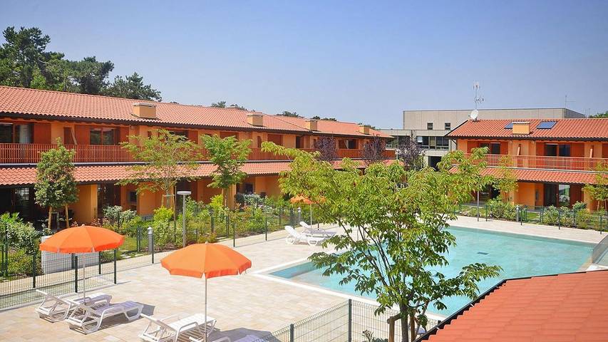 Casa vacanza per 6 persone, con piscina e giardino nonché balcone in Lignano Sabbiadoro