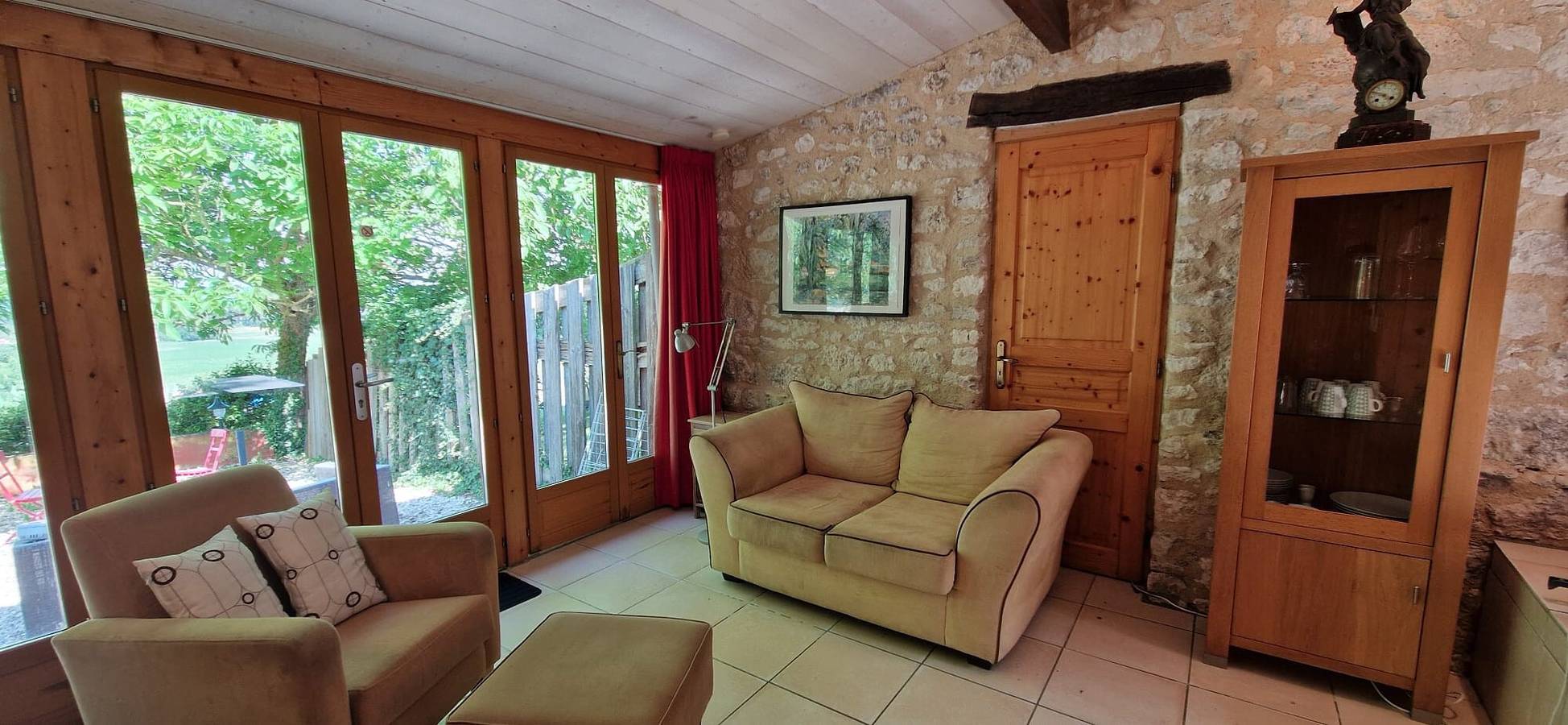 Gîte romantique Cezanne avec jacuzzi, deux terrasses et coucher de soleil en Lot-et-Garonne in Douzains, Région de Villeneuve-sur-Lot