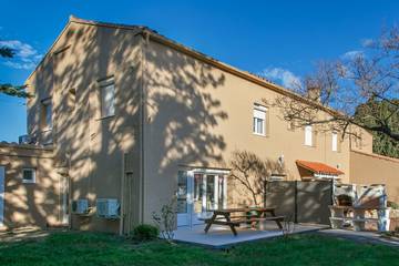 Gîte pour 6 personnes, avec terrasse et piscine ainsi que jardin et sauna, animaux acceptés à Elne