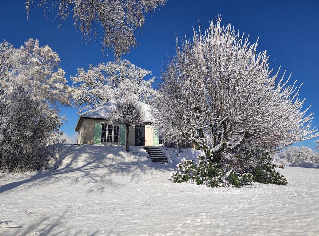 Maison de vacances avec grand jardin clos in Lanobre, Parc naturel régional des Volcans d'Auvergne