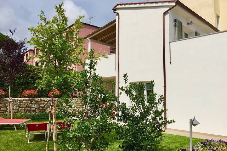 Casa Elena: Nouvelle maison bien entretenue et lumineuse avec jardin bien meublé in Marciana Marina, Archipel toscan
