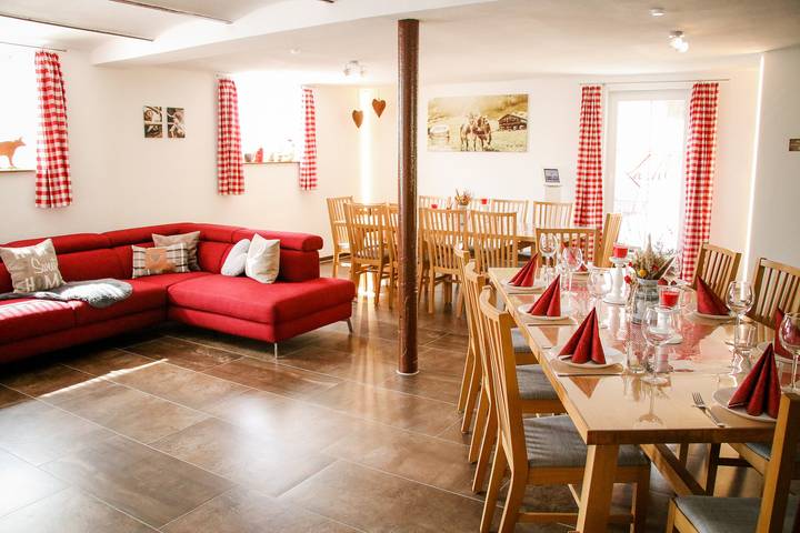 Ferienhaus für 18 Personen, mit Terrasse und Garten in Hayingen