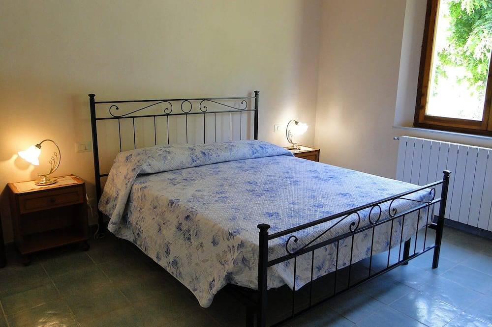 3 camere, 1 bagno, giardino, piscina privata, vista, a piedi dal villaggio, wifi in Camporgiano, Garfagnana