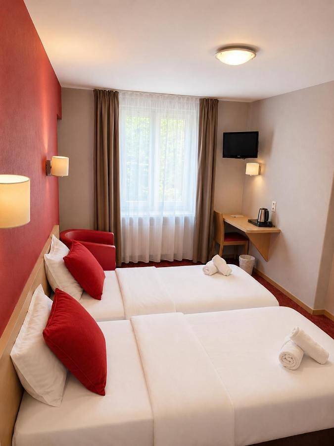 Hôtel pour 2 personnes, avec Terrasse et Jardin à Divonne-les-Bains - 3