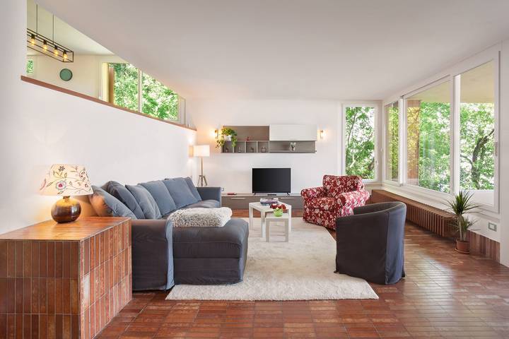 Villa Brancolino: Elegante Villa mit Seeblick, Terrasse und Grill in Garda, Gardasee-Berge