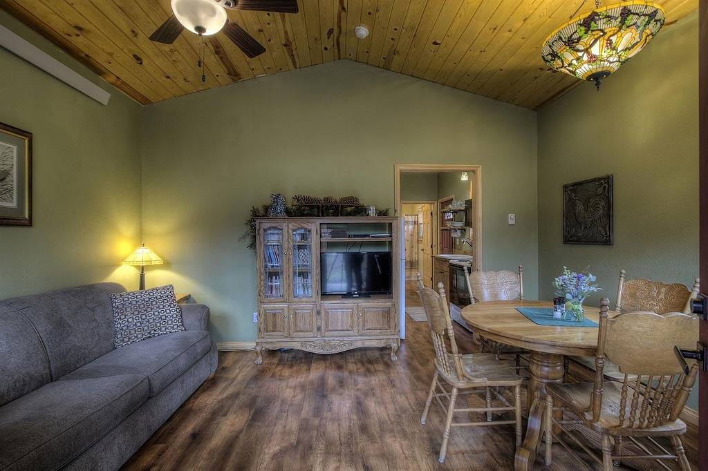 Log Cabin for 6 Guests in Mount Rushmore, Pennington County