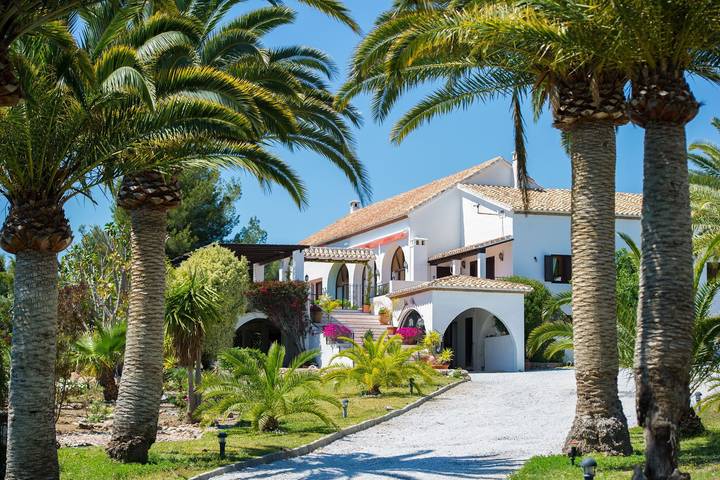 Chalet para 20 personas, con piscina además de terraza y jardín en Axarquía