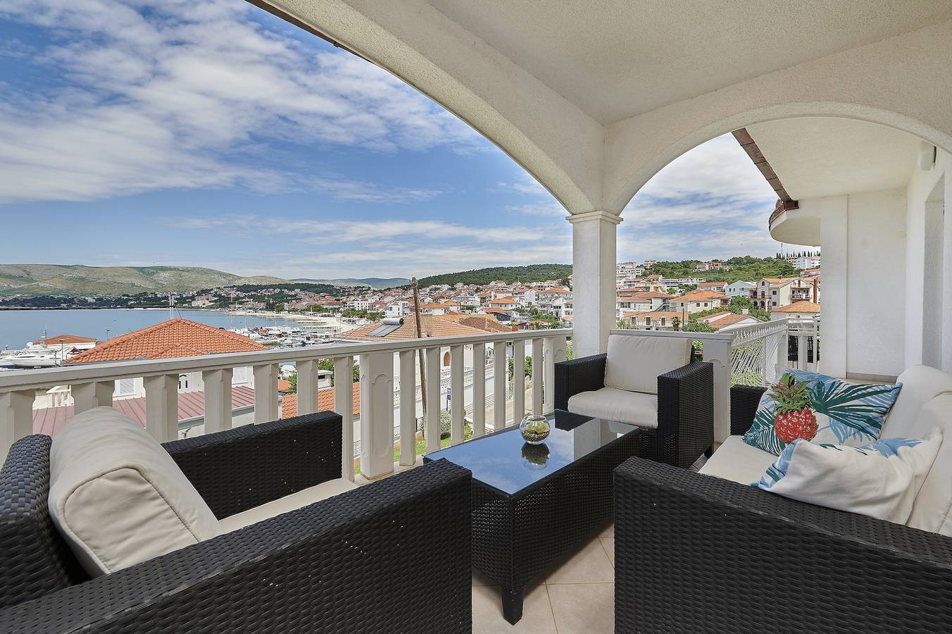 Ganze Wohnung, 3-Zimmer-Ferienwohnung mit Terrasse und Meerblick Okrug Gornji, Ciovo A-20055-c in Okrug Gornji, Ciovo