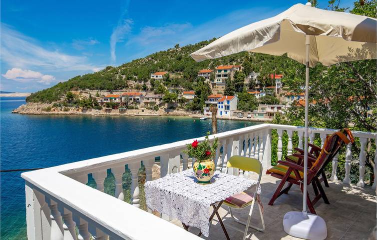 Ganze Ferienwohnung, Gemütliche Ferienwohnung mit Terrasse, WLAN und 2 km Entfernung zum Strand in Naturpark Velebit