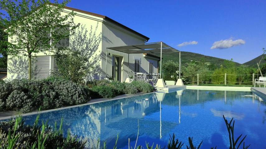 Agriturismo con piscina per 9 persone, con Balcone/Terrazza e Idromassaggio nonché Giardino e Sauna in Provincia di Ancona