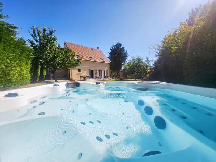 Gîte pour 8 personnes, avec jardin et jacuzzi, adapté aux familles à Le Plessis-Feu-Aussoux