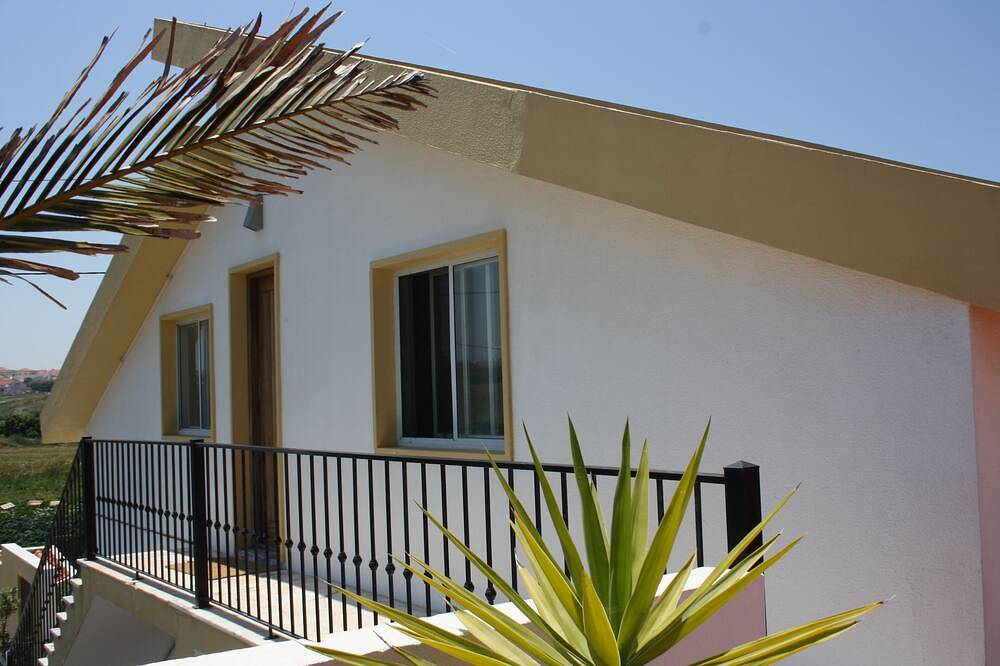 Entire apartment, Silvercoast Apartments - Bells - Swimming pool, Jacuzzi & amazing sea views in Peniche, Leiria District
