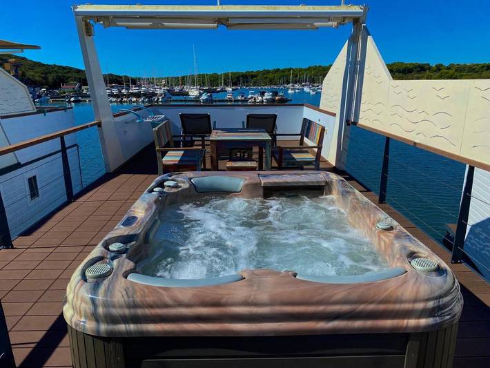 Boot für 6 Personen, mit Garten und Whirlpool in Kroatien