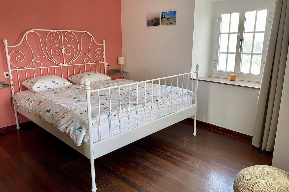 Lovely home with ocean views just a 5 minute walk to stunning beaches! in Ortigueira, Galician Coast