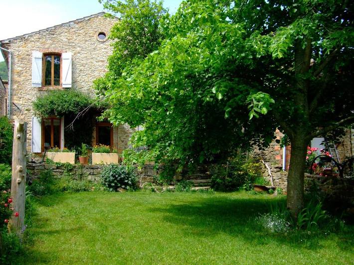 Location de vacances pour 9 personnes, avec jardin ainsi que terrasse et vue à Saint-Jean-de-Paracol