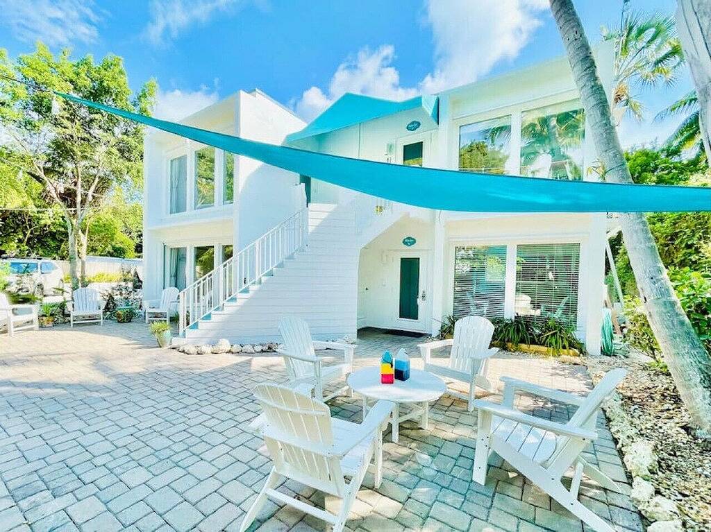 Hidden Gem Duplex in Heart of Islamorada! Sleeps 8 in Upper Matecumbe Key, Islamorada
