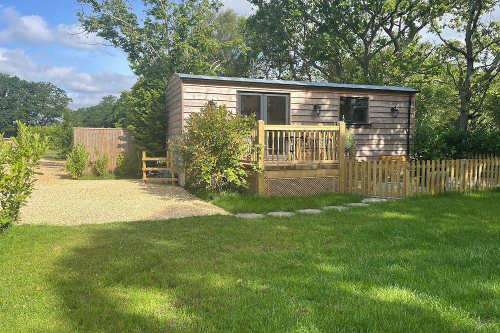 Modern Shepherds Hut in Dorset, near New Forest & Beaches, Dog friendly in Dorset