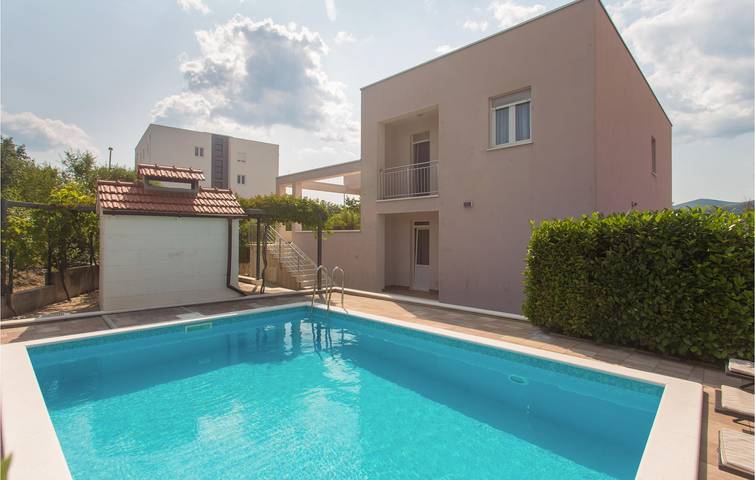 Reizende 1-Zimmer-Wohnung mit Terrasse in Dugopolje, 600 m vom Stadtzentrum entfernt in Dugopolje, Dalmatinisches Zagora