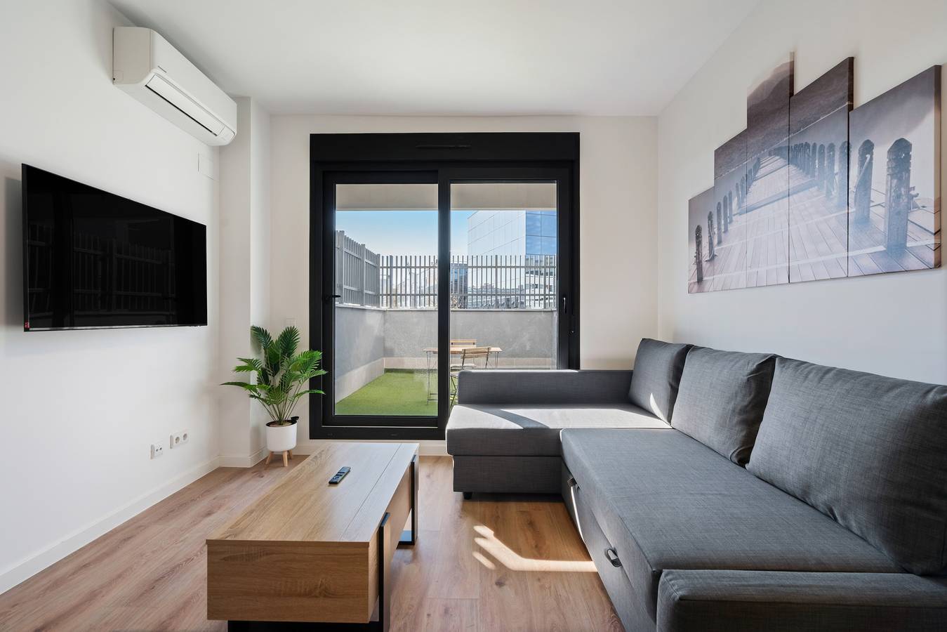 Ganze Wohnung, Apartamento reformado con garaje y piscina de alquiler temporal in San Sebastián de los Reyes, Madrid Province