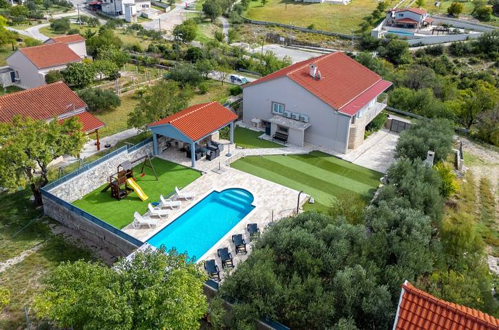 Villa für 9 Personen, mit Garten und Balkon, kinderfreundlich in Zadar - 2