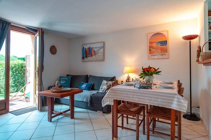 Location de vacances pour 4 personnes, avec terrasse ainsi que jardin et piscine dans Plage De La Falaise - 2