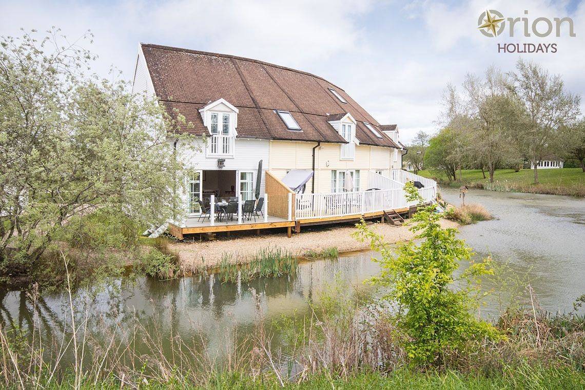 Isis Lakes 67, Wren Lodge in Gloucestershire