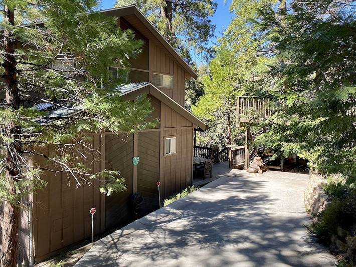 Log cabin for 8 people, with yard and balcony in Lake Arrowhead