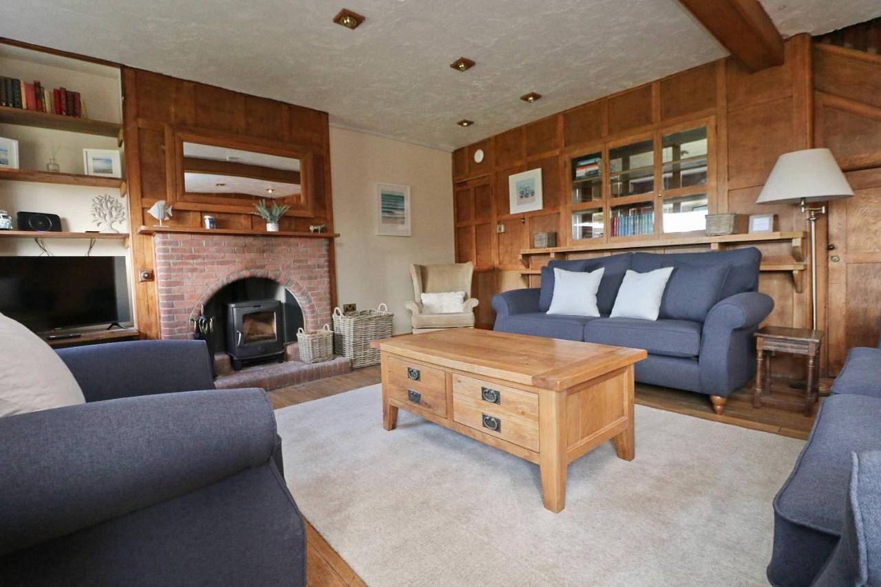 Walk To The Beach, spacious cottage with sea views in Harlyn, Cornwall