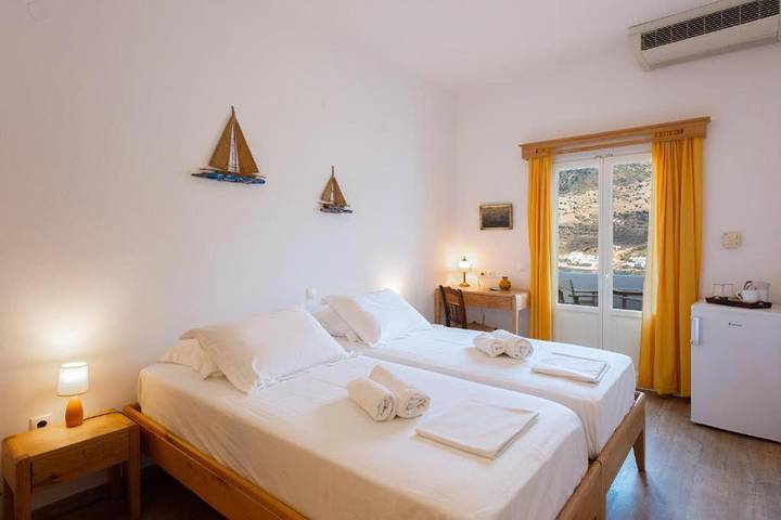 Hôtel pour 2 personnes, avec terrasse ainsi que vue et piscine dans Kamarès - 2