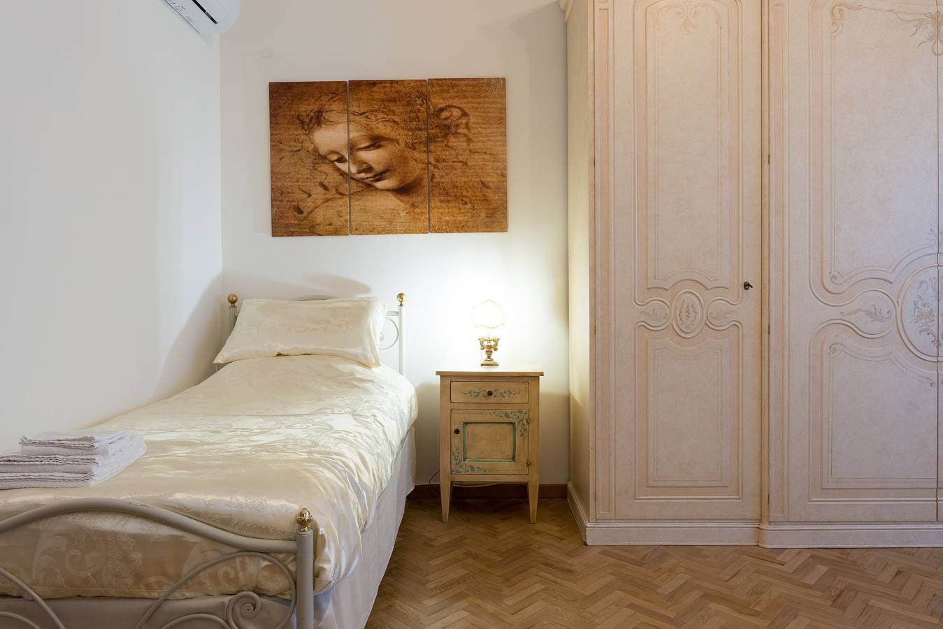 Camera 'Art Rooms - Leonardo Da Vinci' con terrazza condivisa, Wi-Fi e aria condizionata in Arezzo, Provincia di Arezzo