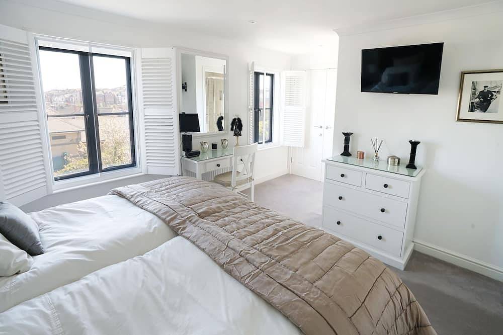 J House-Sleeps 12-4 Bath-Roof Terrace-Cowes Centre in Cowes, Isle of Wight