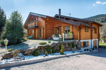 Gîte pour 8 personnes, avec balcon ainsi que jardin et sauna à Le Ménil