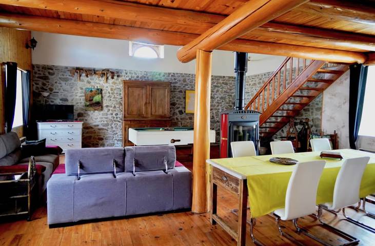 Maison de vacances « Les Cousines » : vue montagne, terrasse privée et Wi-Fi in Lavoûte-Chilhac, Haute-Loire