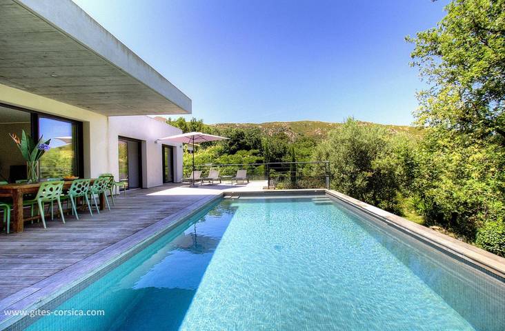 Gîte pour 8 personnes, avec Terrasse ainsi que Jardin et Piscine