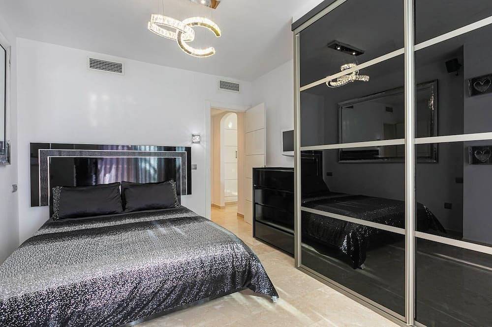 Entire apartment, Superb Costalita in Beachfront complex in Saladillo Benamara, Estepona