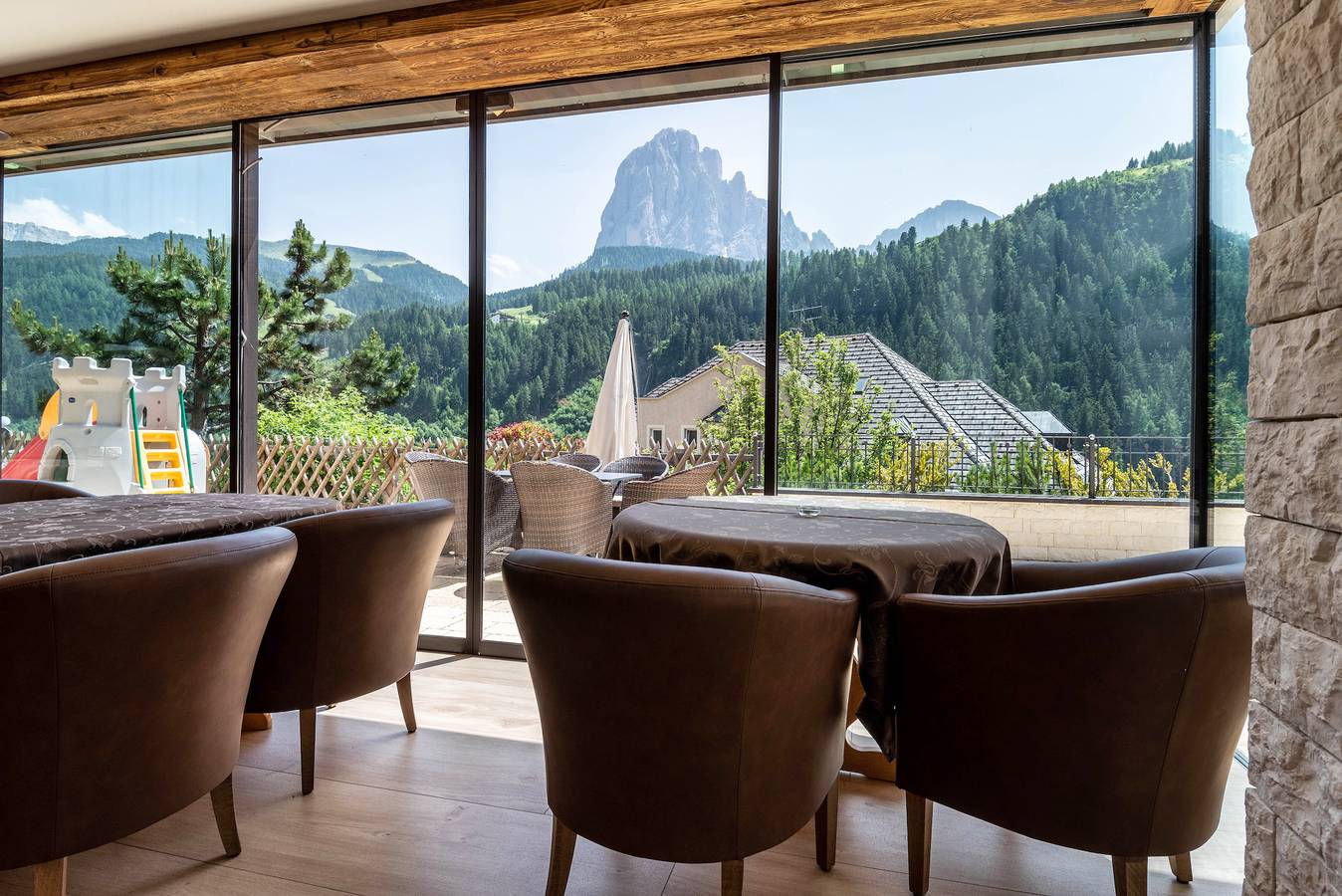Geheel appartement, Appartement 'Hotel Residence Gardena Sella' met uitzicht op de bergen, tuin & Wi-Fi in Santa Cristina Gherdëina, Dolomiti Superski