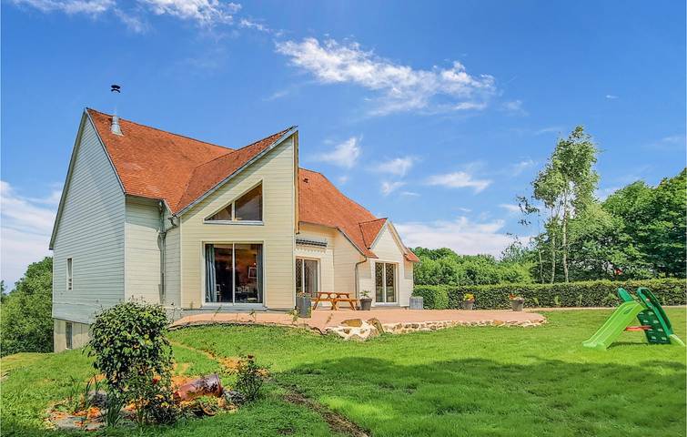 Location de vacances pour 8 personnes, avec Terrasse et Jardin à Carrouges