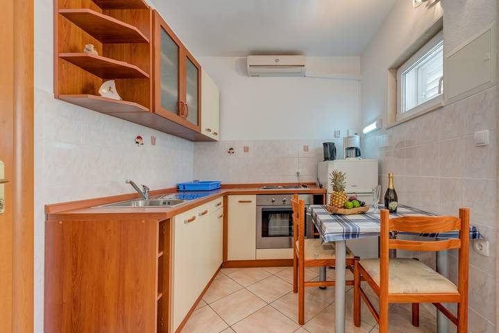 Ganze Wohnung, Apartment for 3 Persons With Pool in Stanici, Omis-Riviera