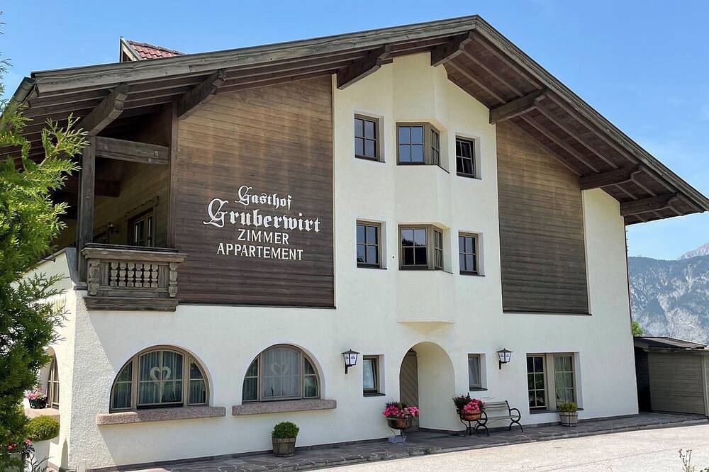 Apartamento inteiro, \"Modern 2-bedroom apartment with free parking.\" in Stubai Alps, Gotzens