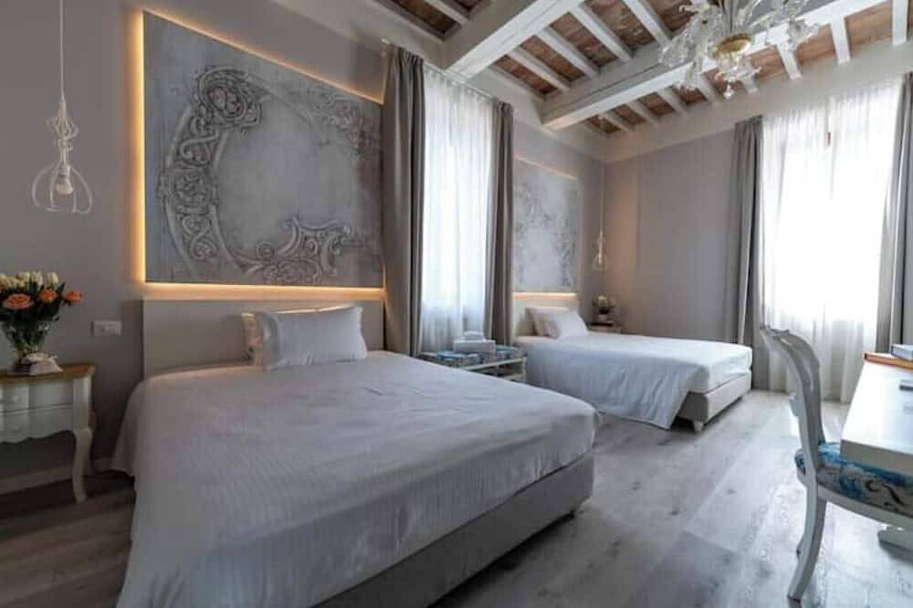 Villa La Personala | Villa Storica con Piscina nella Campagna Modenese in Mirandola, Provincia di Modena