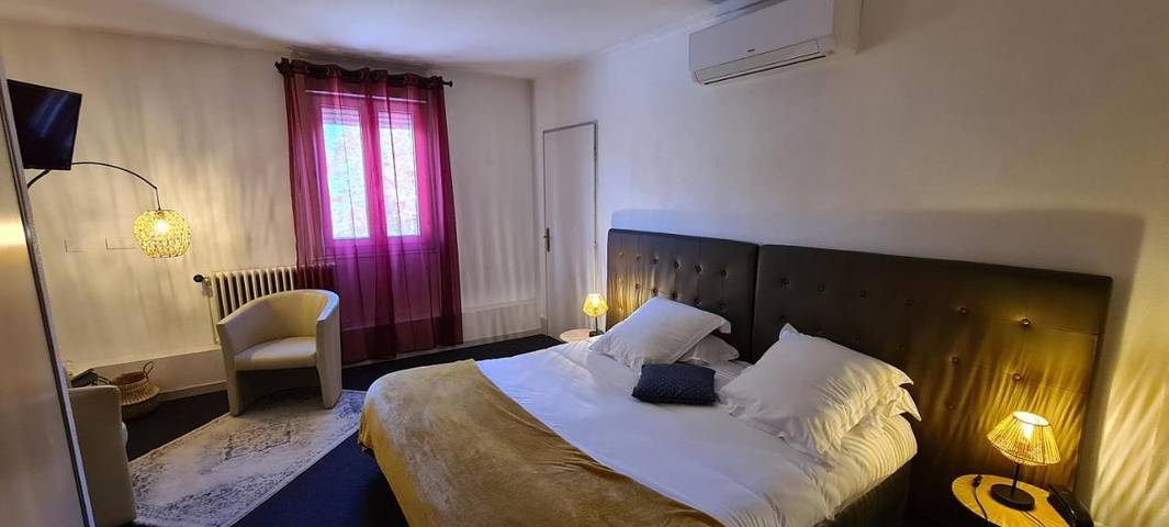 Hôtel pour 2 personnes, avec Terrasse et Vue à Quingey - 2